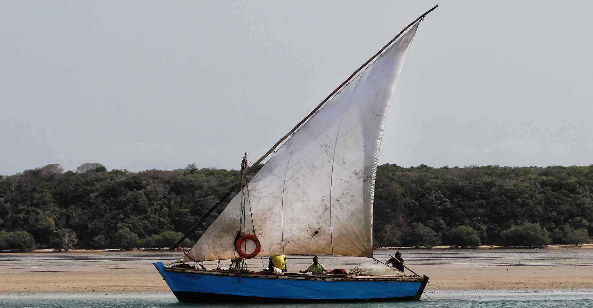 A dhow passing by during a Bech trip to Ithaca island from Maputo by Mabeco tours